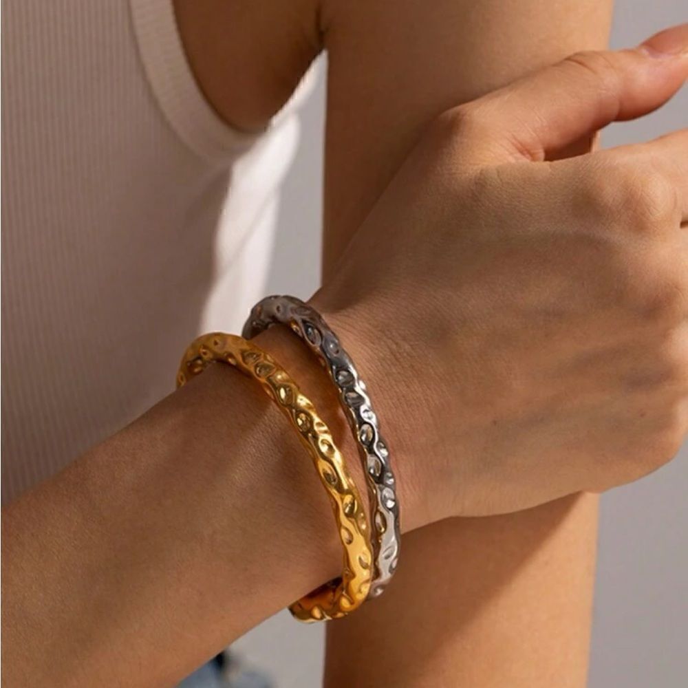 Minimalist silver bangle M325